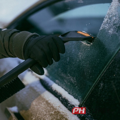 Samochodowa szczotka i skrobak FISKARS do odśnieżania do auta, śniegu, lodu