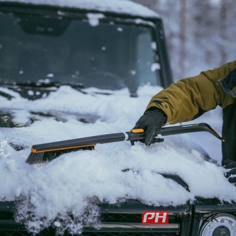 Teleskopowa szczotka i skrobak FISKARS do odśnieżania X-series do auta lodu