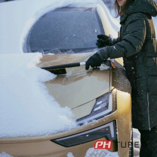 Samochodowa szczotka i skrobak FISKARS do odśnieżania auta do lodu i śniegu