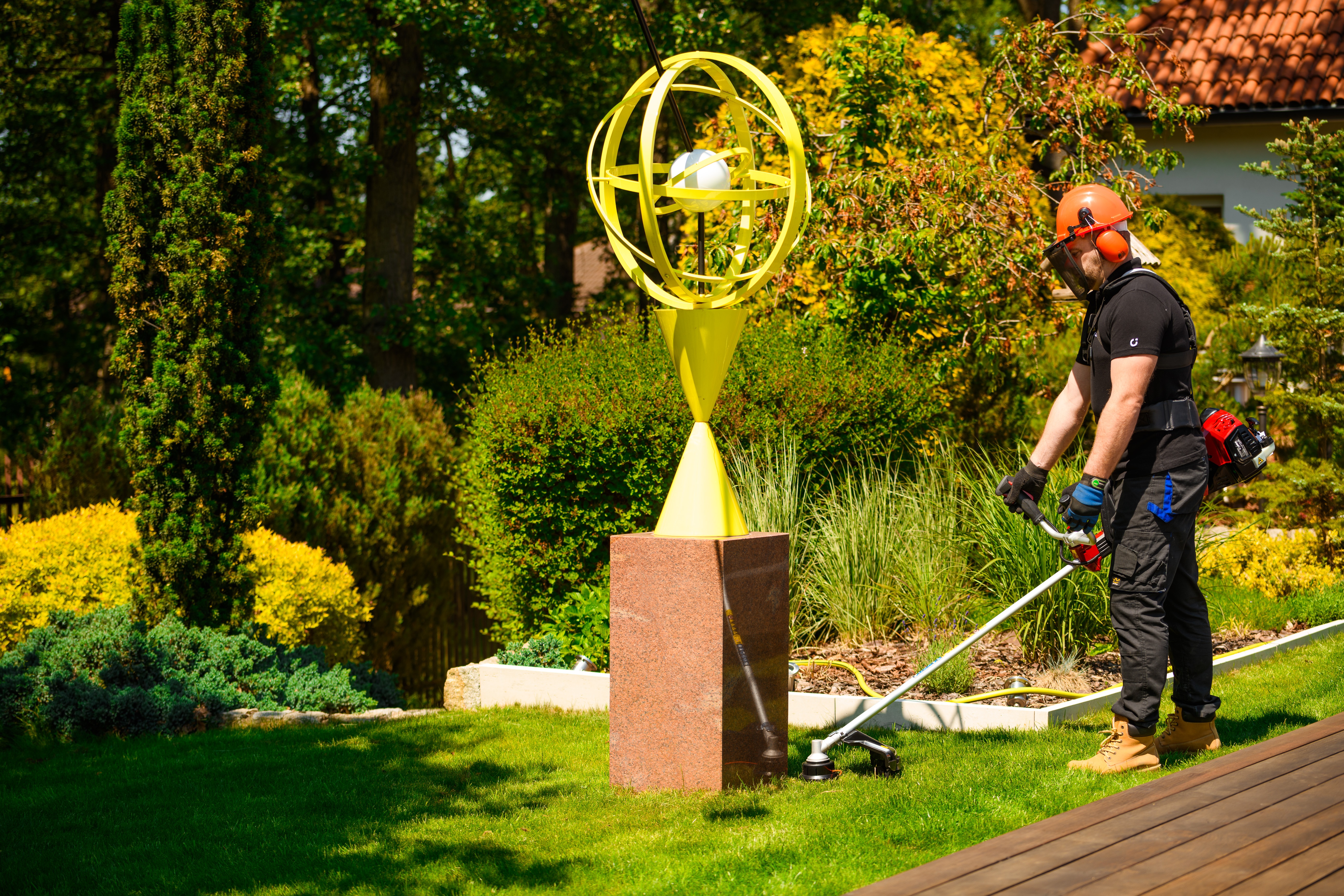 Kosy i podkaszarki do ogrodu – sprzęt, który ułatwi pielęgnację trawnika